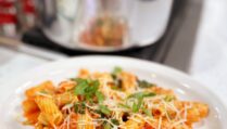 Creamy Roasted Red Pepper Pasta with Spinach and Basil